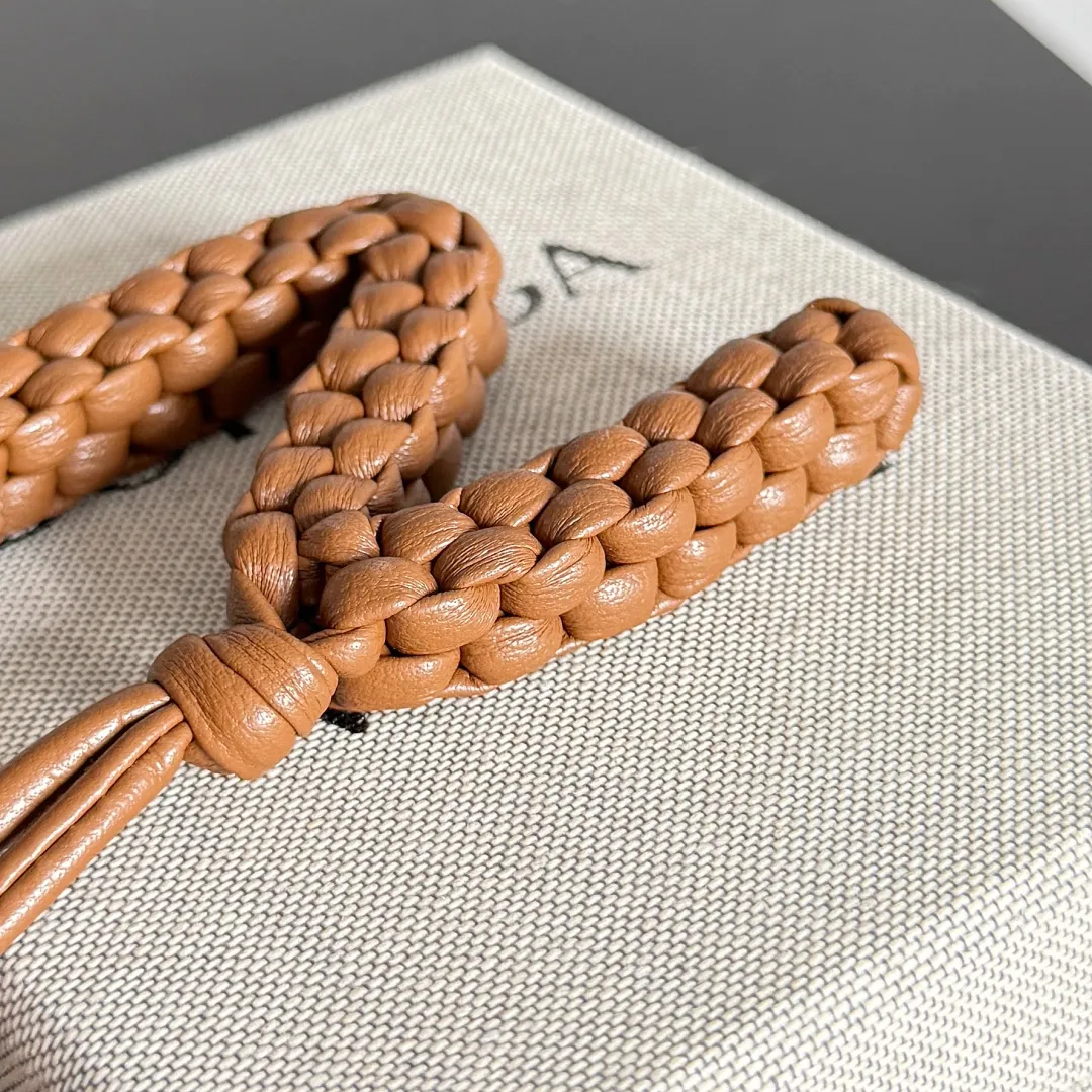 Batch 420 Let’s see what new cute little thing BV has released~ It’s this letter pendant, which is different from the puppy pendant. The weaving of this letter is more three-dimensional, and the material is very solid, and it is not easy to deform even if it is folded. Style number: N